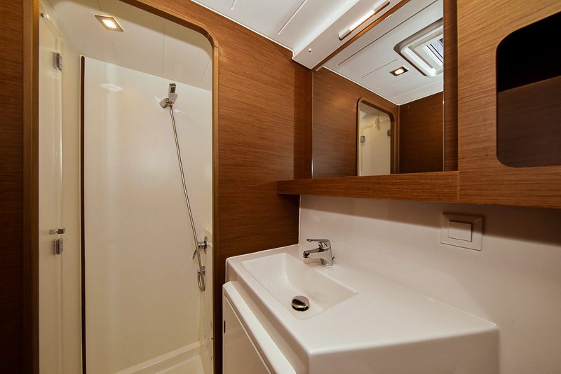 Bathroom catamaran