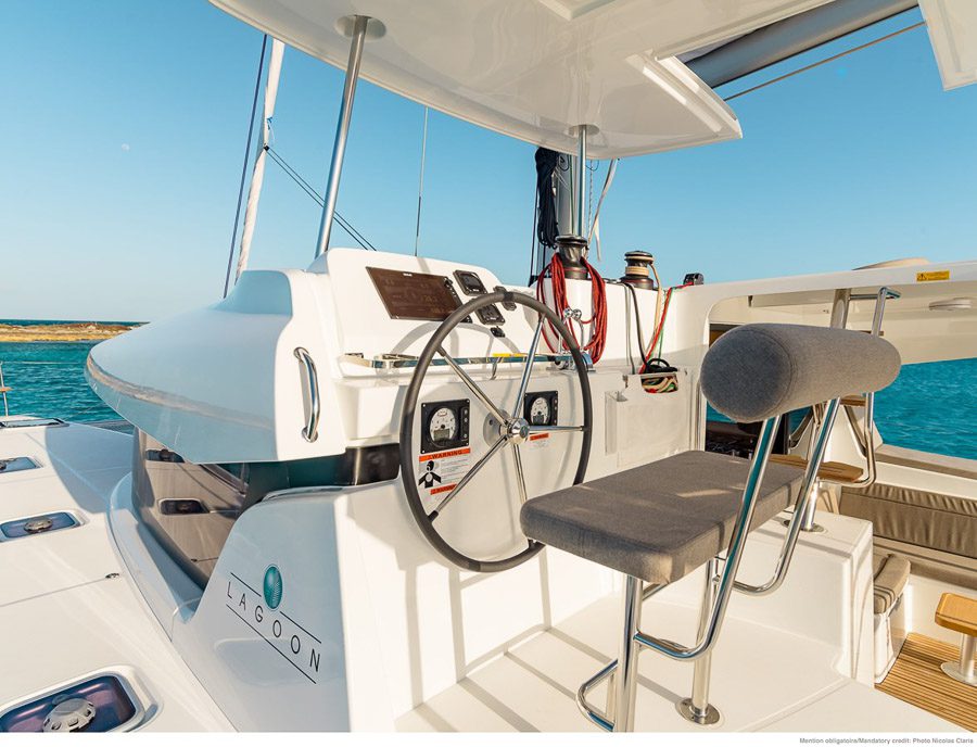 helm station catamaran